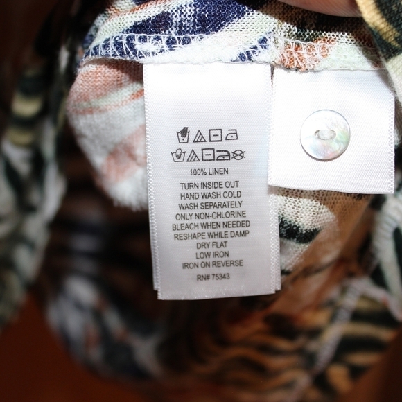 TAHARI Luxe Linen Palm Print Short Sleeve Blouse with Buttons Down the Back - Picture 5 of 6